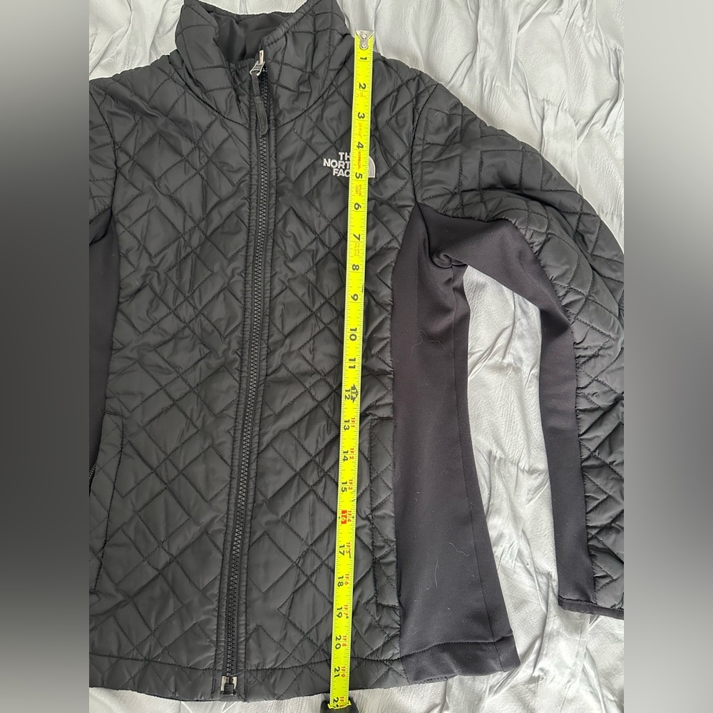 The North Face Girls' Quilted 10-12 Jacket - Picture 8 of 11